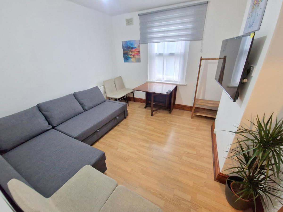 Two Bedroom Near Lewisham Station Apartament *