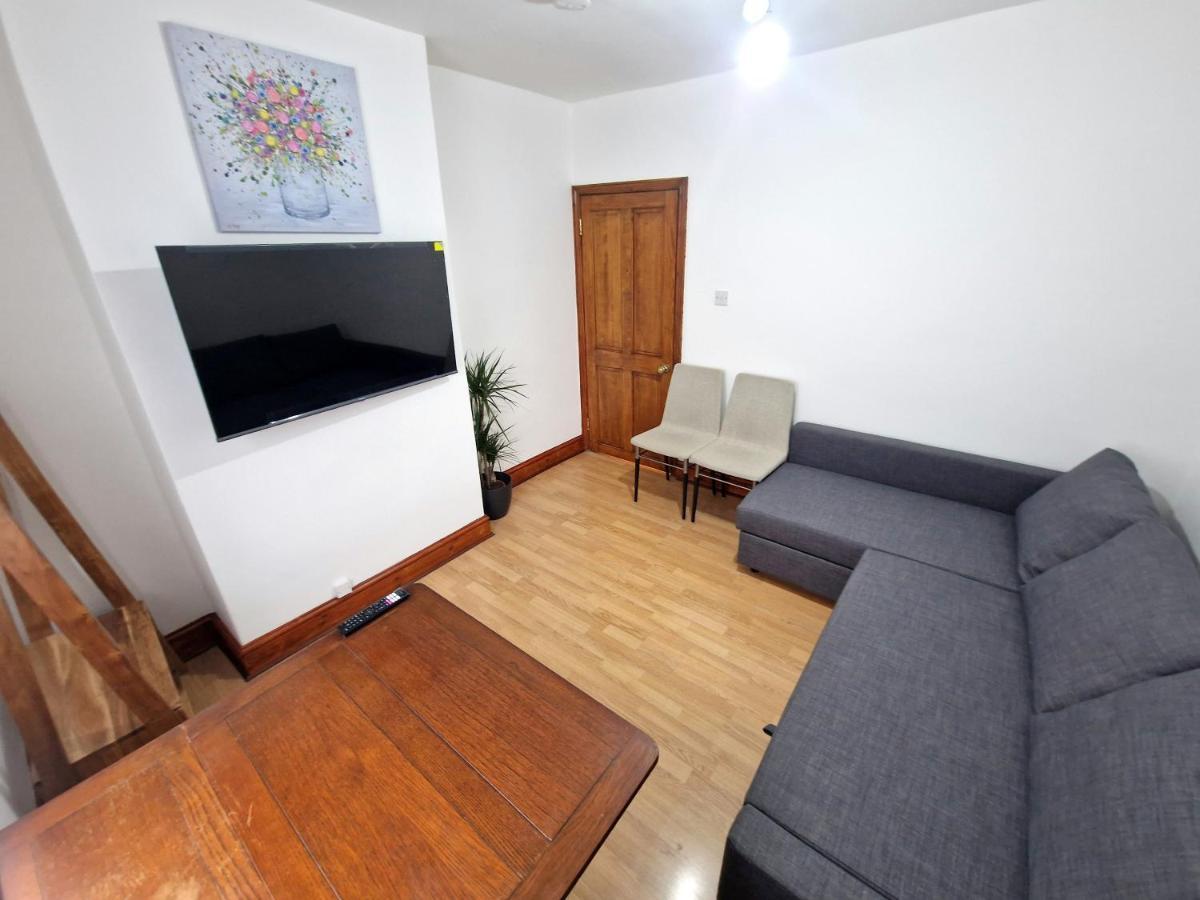 Two Bedroom Near Lewisham Station * Londra